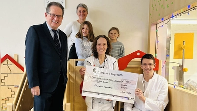 Katrin Küffner, die Rektorin der Grundschule Meyernberg, gemeinsam mit zwei Schülerinnen aus der vierten Klasse. Dazu kommen Dietmar Pawlik, Geschäftsführer des Klinikums, Ilona Golla, pädagogische Leiterin der Kinderklinik und Prof. Dr. Patrick Morhart, Direktor der Kinderklinik (von links). (Foto: red )