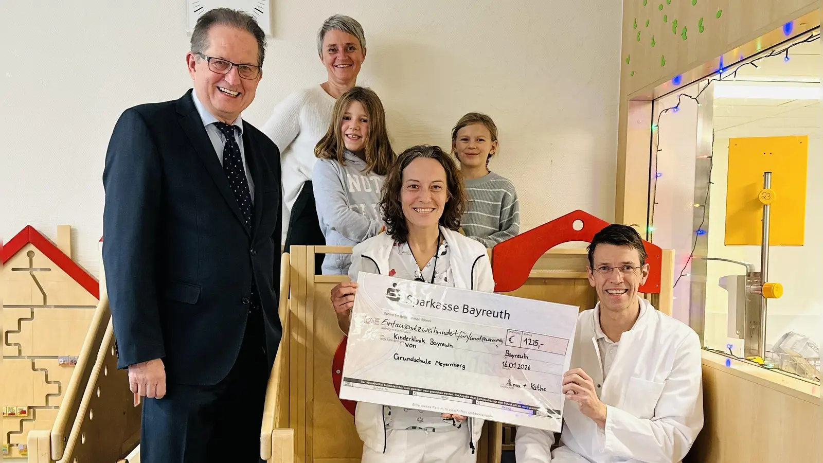 Katrin Küffner, die Rektorin der Grundschule Meyernberg, gemeinsam mit zwei Schülerinnen aus der vierten Klasse. Dazu kommen Dietmar Pawlik, Geschäftsführer des Klinikums, Ilona Golla, pädagogische Leiterin der Kinderklinik und Prof. Dr. Patrick Morhart, Direktor der Kinderklinik (von links). (Foto: red )