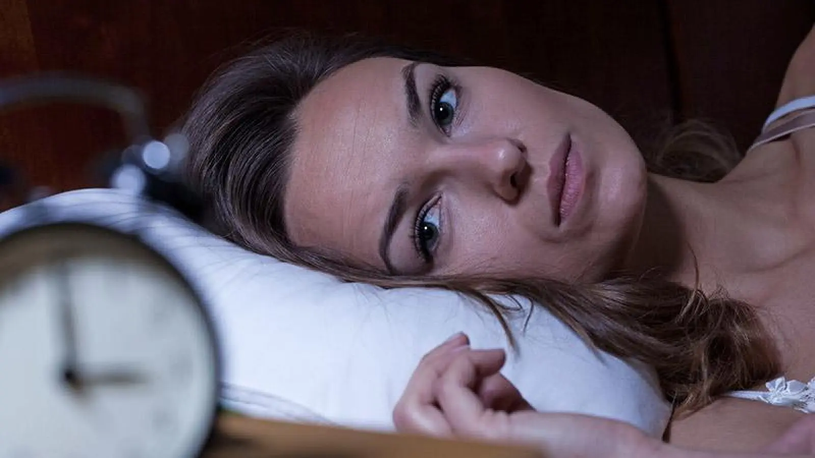Wenn Schäfchenzählen nicht weiterhilft, kann Melatonin das Einschlafen unterstützen. (Foto: djd/Cefanight/Getty Images/iStockphoto/Katarzyna Bialasiewicz)
