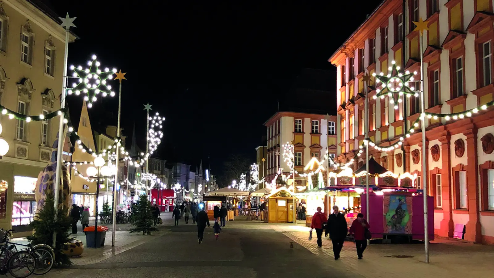 Die Lichterkette verleiht der Innenstadt weihnachtliche Stimmung. (Foto: red )