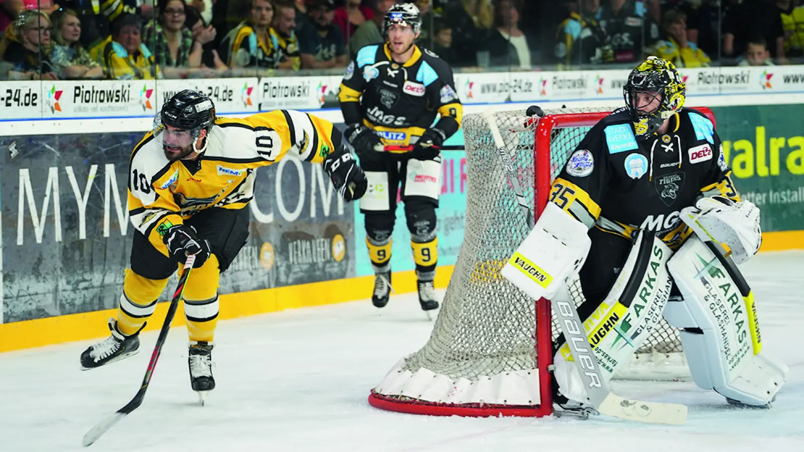 Alles gegeben, aber im heimischen „Tigerkäfig“ mit 2:5 verloren: Dies war die Bilanz des ersten Testspiels der Bayreuth Tigers gegen den HC Banik Sokolov aus Tschechien. Heute gastieren die Bayreuther in Bad Nauheim. (Foto: Caro Vögel)