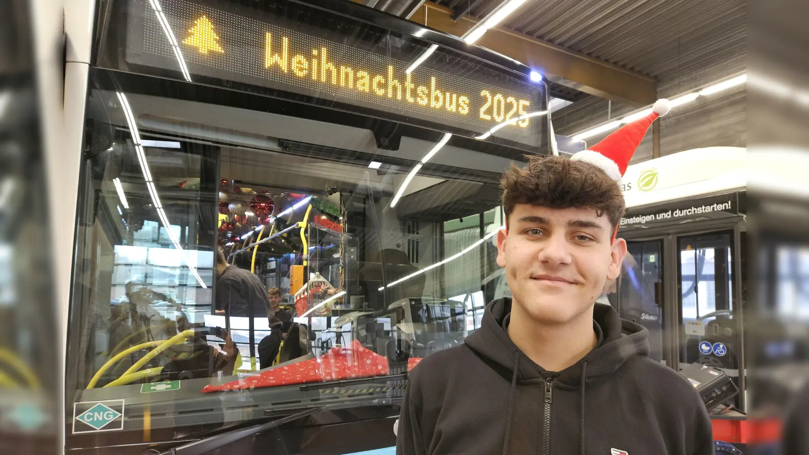 Stadtwerke-Azubi Elias Steinbrecher hat mit seinen Kolleginnen und Kollegen den Weihnachtsbus geschmückt. (Foto: Stadtwerke Bayreuth)