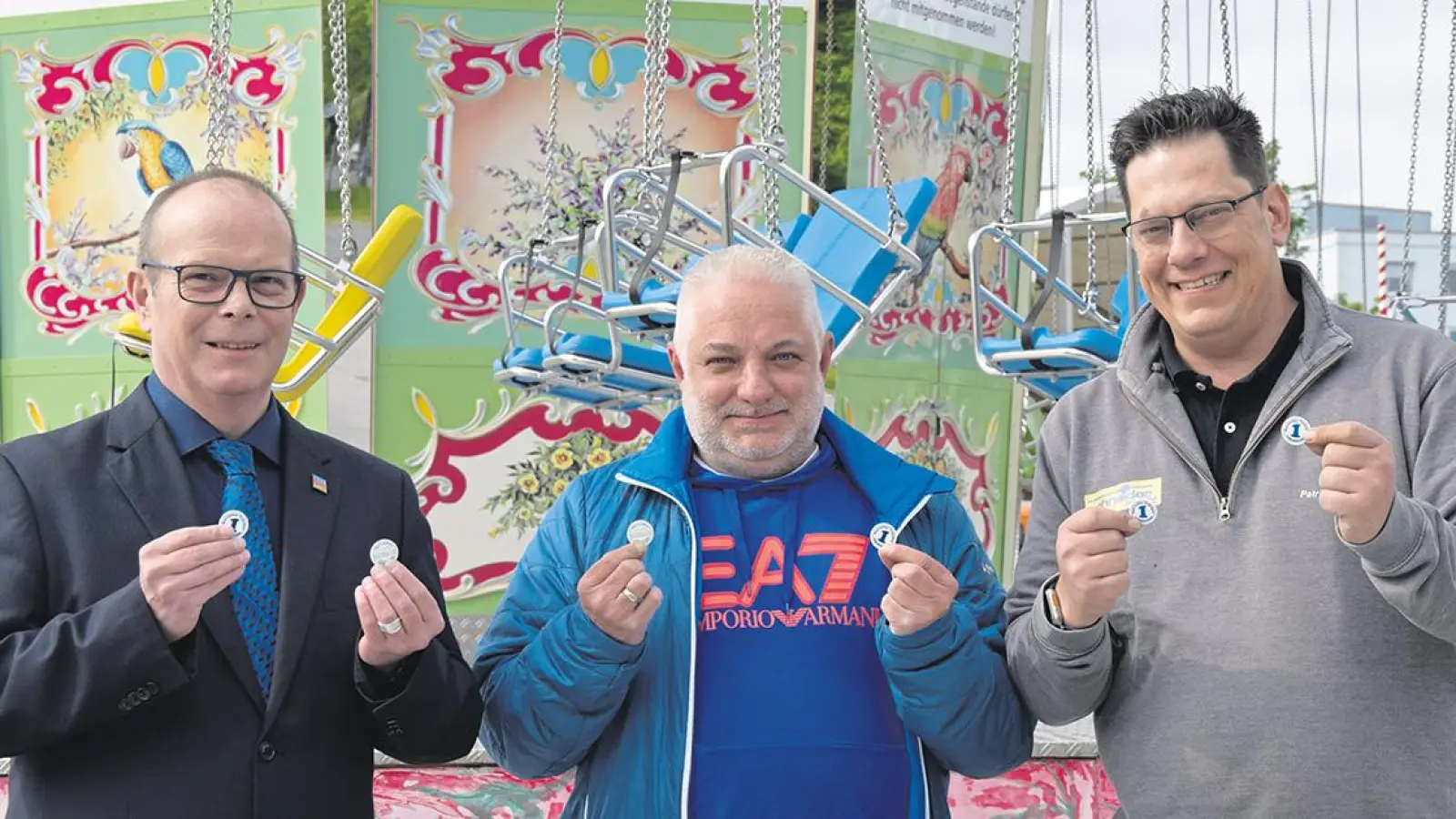 V.l.: Verkehrsdirektor Jan Kempgens und Marc Ermer von der BMTG mit  Patrick Schneider (Foto: red)