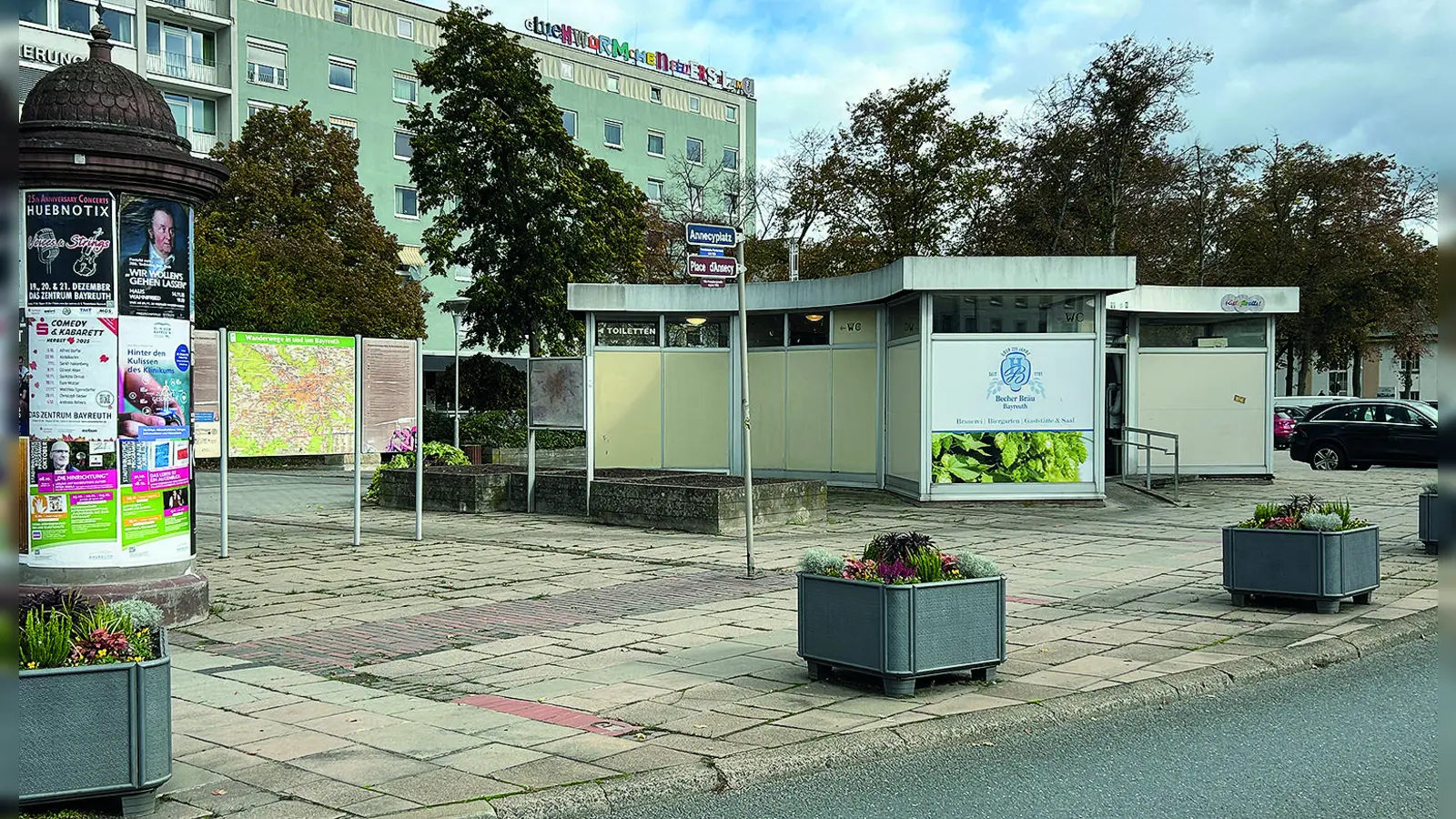 Toilettenhaus: Optische Aufwertung als Zeichen der guten Städtepartnerschaft zwischen Bayreuth und Annecy?	 (Foto: gmu)