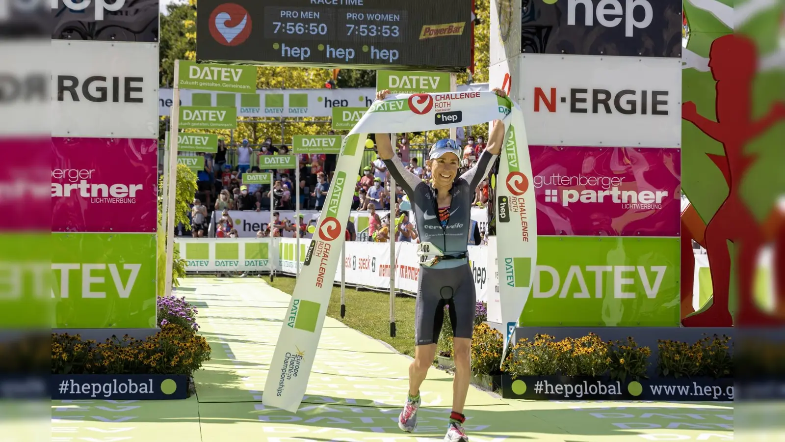 Anne Haug, hier bei ihrem Zieleinlauf im Jahr 2021, startet auch heuer wieder am 7. Juli beim Challenge Roth-Triathlon. (Foto: CHALLENGE ROTH Christoph Raithel I Anne Haug Management Frank Übelhack)