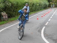 Gemeinsam mit einem Elternteil übten die jungen Teilnehmerinnen und Teilnehmer auf dem Gelände der Jugendverkehrsschule das richtige Radfahren. (Foto: sd)