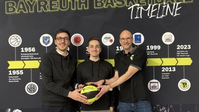 Der künftige Sportdirektor Felix Hilgart (Mitte) mit BBC-Geschäftsführer Friedrich Hartung (links) und Martin Kerner, dem 1. Vorsitzenden des BBC Bayreuth e.V.. (Foto: BBC Bayreuth)