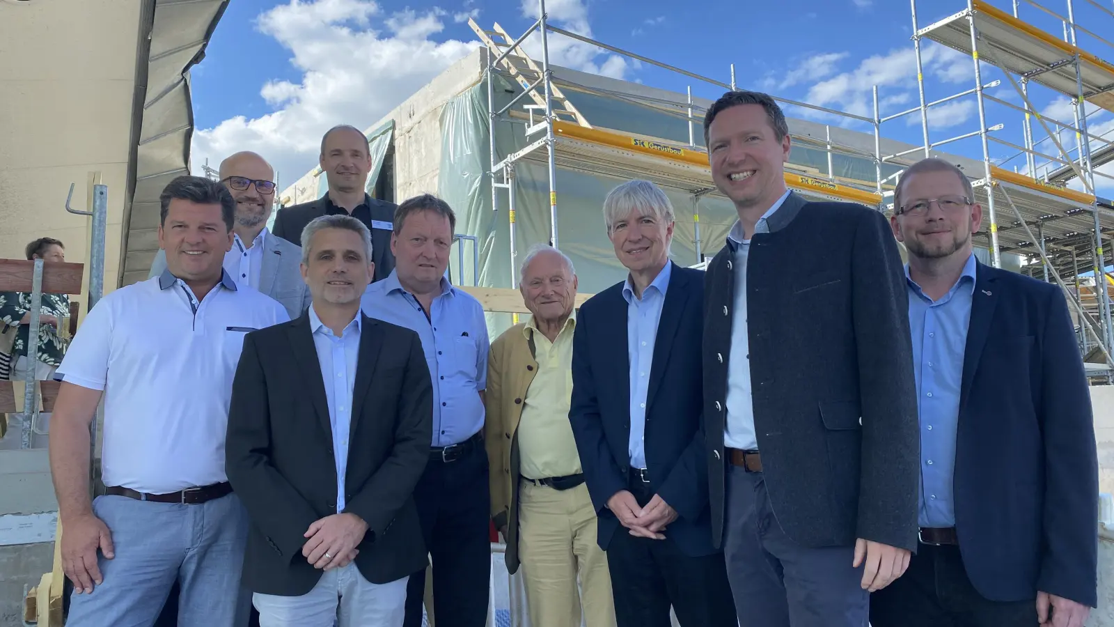 Beim Richtfest an der Therme Obernsees - Landrat Florian Wiedemann (2. v. r.) ist optimistisch gestimmt.  (Foto: jm)