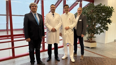 V.l.: Dr. Claus Steppert, Direktor der Klinik für Pneumologie der Klinikum Bayreuth GmbH und Stellvertretender Leiter des Lungenkrebszentrums, der Chefarzt der Bamberger Klinik für Thoraxchirurgie, Dr. Aleksandar Yankulov, Dr. Rumo David Leistner, der das neu entstandene Lungenkrebszentrum leitet, und Prof. Dr. Georg A. Pistorius, Ärztlicher Direktor des Klinikums Bamberg.  (Foto: Sozialstiftung Bamberg)
