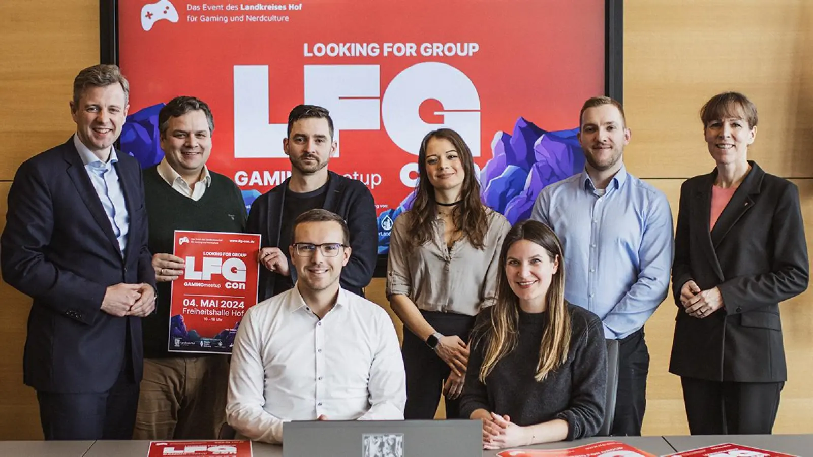 Von links: Landrat Dr. Oliver Bär, Paul-Bernhard Wagner (hoferLand.digital), Stefan Preisinger (Mitorganisator), Johannes Wurm (Kreisjugendpfleger Landkreis Hof), Ariane Pollak (Mitorganisatorin), Janina Dill (Stadtjugendpflegerin Stadt Hof), Kevin Pollak (Mitorganisator) und Oberbürgermeisterin Eva Döhla (Foto: red)