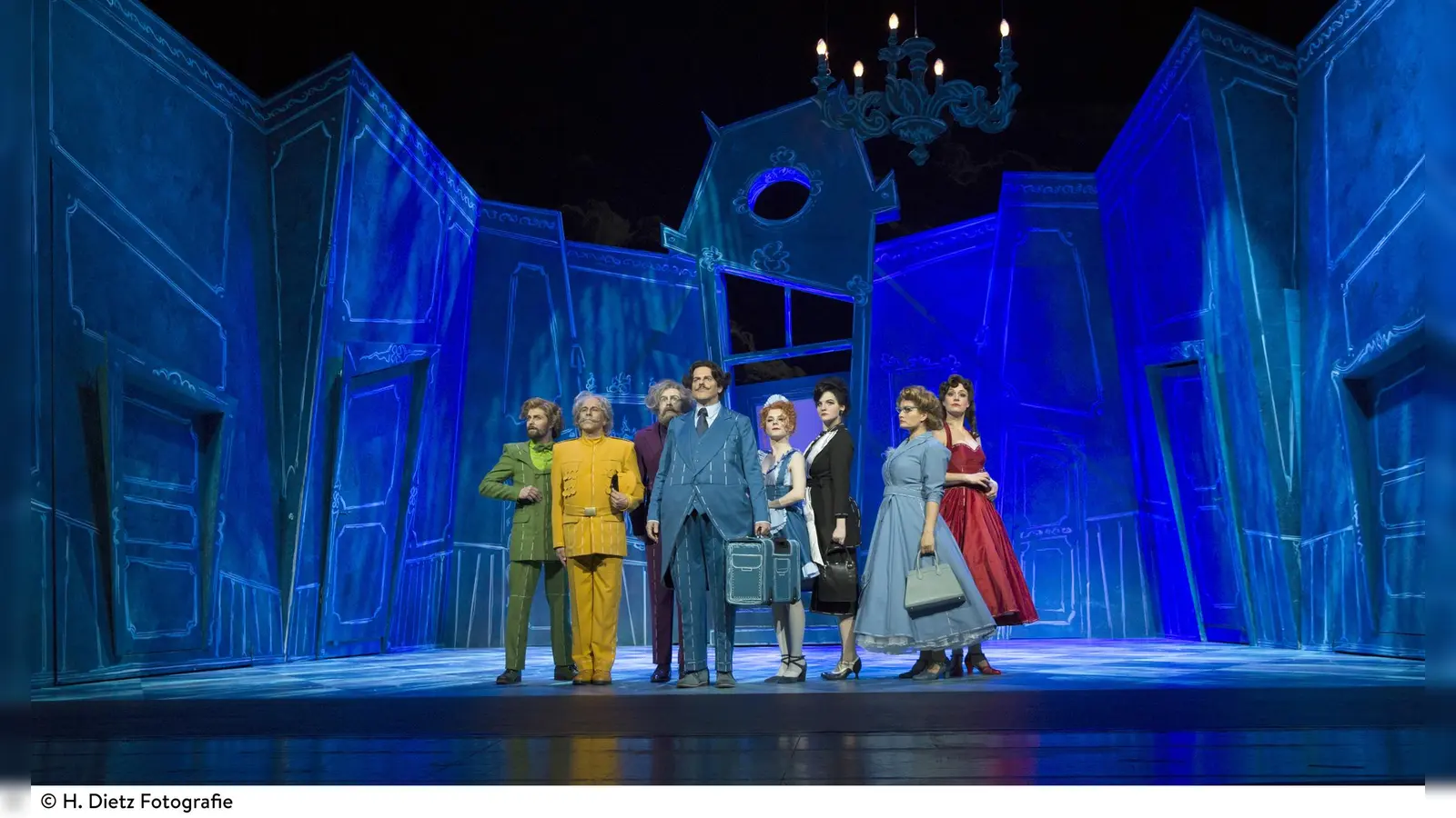 Maurice Daniel Ernst (Direktor Grün), Peter Kampschulte (Oberst von Gatow), Benedict Friederich (Professor Bloom), Oliver Hildebrandt (Wadsworth), Carolin Waltsgott (Yvette), Alexandra Ebert (Frau Weiß), Alrun Herbing (Baronin von Porz), Cornelia Löhr (Madame Roth) (Foto: H. Dietz)