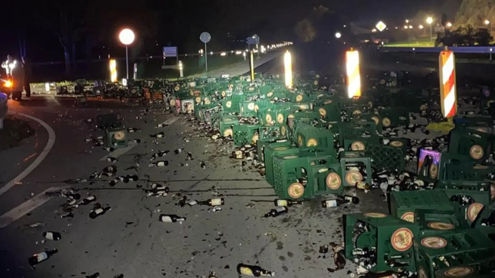Bierlaster in Kulmbach verliert zahlreiche Bierkästen auf Straße: B289 gesperrt (Foto: Polizei Kulmbach)