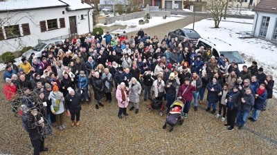 Viele Speichersdorfer Bürgerinnen und Bürger bewiesen ihre Anteilnahme am Schicksal der Syrer, die abgeschoben werden sollen. (Foto: Rudi Ziegler)