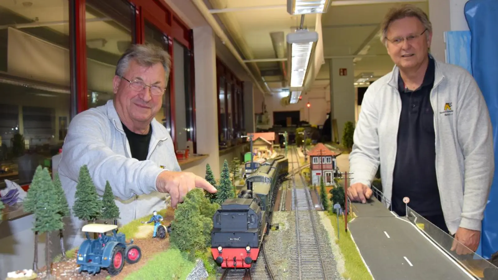 Modelleisenbahn-Club Bayreuth: Wolfgang Rätzer und Michael Hübner haben erfolgreiche Ausstellungstage hinter sich. (Foto: Lenkeit)