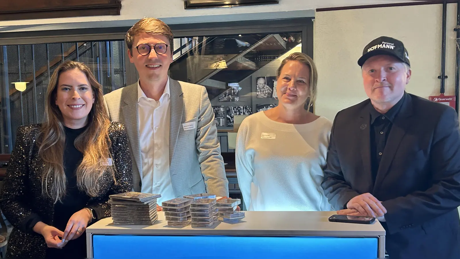 V.l.: Sonja Heinrich, Regionalgebietsleiter Marius Raubacher, Melanie Mayer und Joey Kelly. (Foto: Munzert)