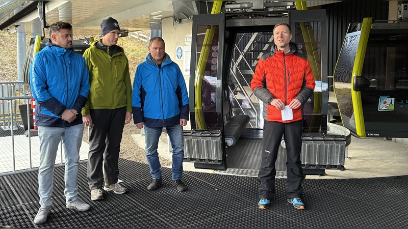 Die Bürgermeister der Ochsenkopfgemeinden Bischofsgrün, Fichtelberg und Warmensteinach - Michael Schreier, Sebastian Voit und Axel Herrmann - gemeinsam mit Landrat Florian Wiedemann am Startknopf. (Foto: Landratsamt Bayreuth)