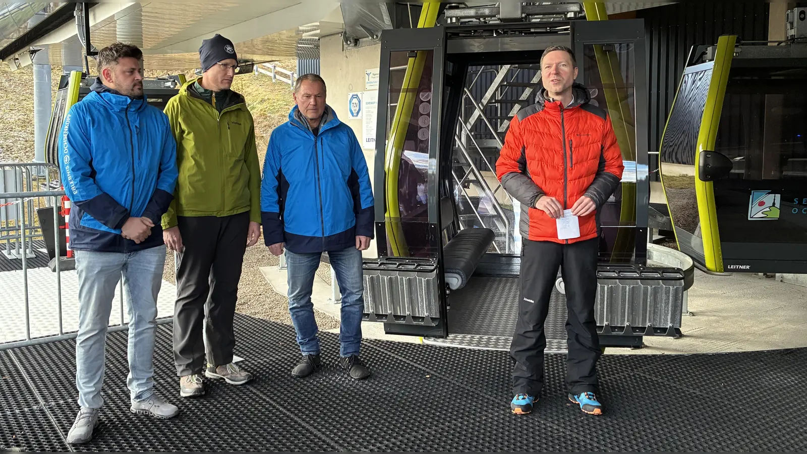 Die Bürgermeister der Ochsenkopfgemeinden Bischofsgrün, Fichtelberg und Warmensteinach - Michael Schreier, Sebastian Voit und Axel Herrmann - gemeinsam mit Landrat Florian Wiedemann am Startknopf. (Foto: Landratsamt Bayreuth)