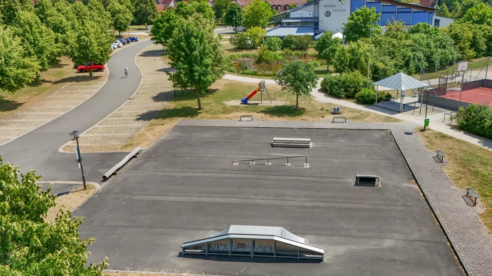 Statt der in die Jahre gekommenen Skaterrampen, -rails und -schanzen wird bei der Bärenhalle ein Pumptrackanlage aufgestellt.  (Foto: sd)