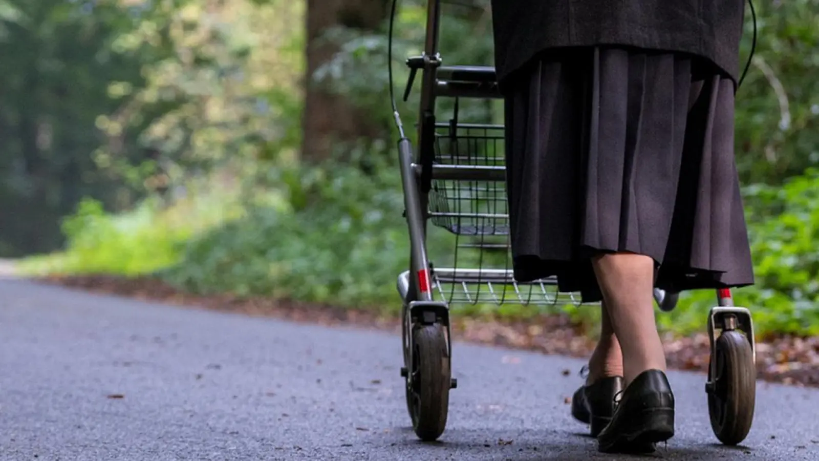 Fußgängerin mit Rollator in Bayreuth überfallen: Räuber trug FFP2-Maske (Foto: pixabay/Pronschee)