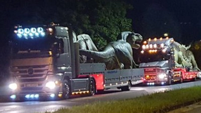 Teils meterhohe Dinosaurier-Figuren werden auf Lkw nach Bayreuth gefahren. (Foto: red)