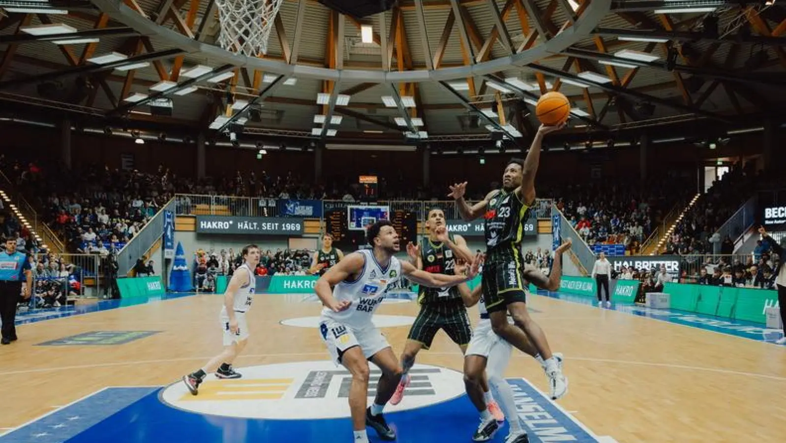 KeVaughn Allen bei einem seiner Korbwürfe in Crailsheim. (Foto: HAKRO Merlins Crailsheim/dieLichtBUILDER Klamann&Bauer Fotografie GbR)