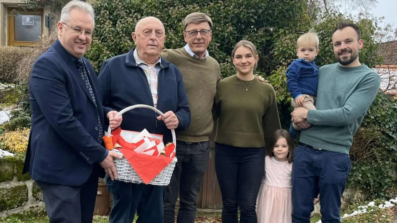 Bürgermeister Martin Dannhäußer gratulierte dem Jubilar Walter Raimund (von links) mit einem Präsentkorb. Mit auf dem Foto Sohn Robert Raimund, Enkelin Ramona Raimund, die Urenkel Klara und Johan Raimund sowie Enkel Maximilian Raimund (von links).  (Foto: red)