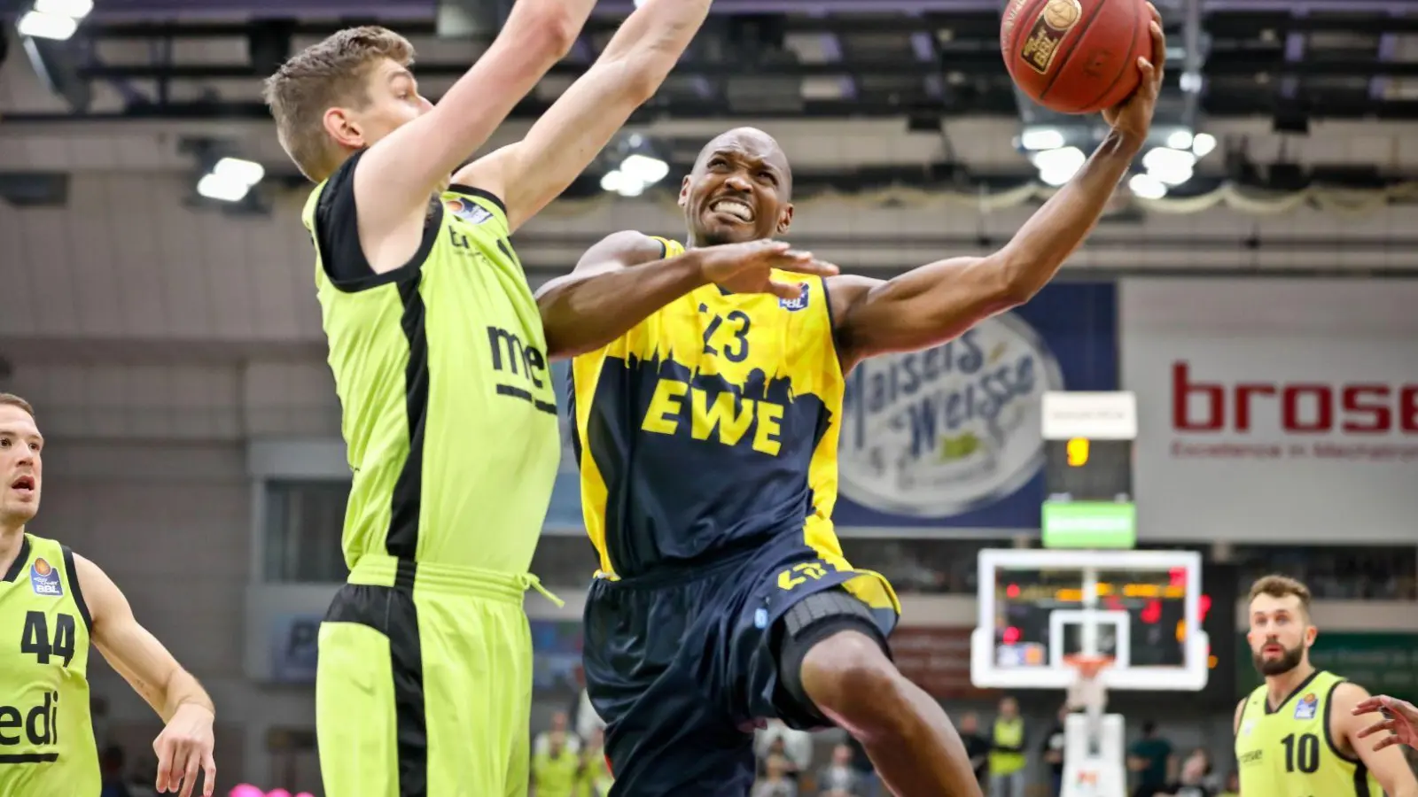 Andreas Seiferth im Duell mit Oldenburgs Rickey Paulding. (Foto: Thorsten Ochs)