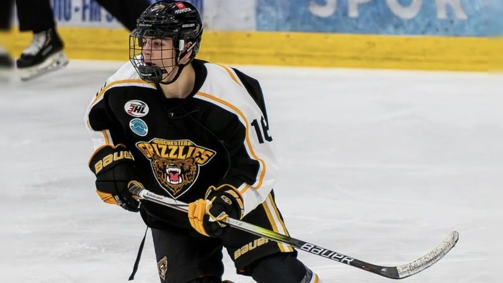 Lennard Habeck, hier im Trikot seines letzten Vereins Rochester Grizzlies in den USA, kehrt in der neuen Saison der Oberliga Süd zu den onesto Tigers Bayreuth zurück. (Foto: onesto Tigers Bayreuth)