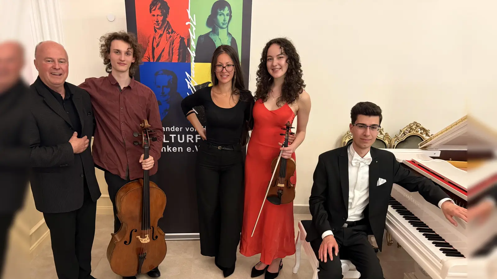 V.l.: Vereinsvorsitzender Hartmut Koschyk, Augustin Geer (Violoncello), Hotelmiteigentümerin Miriam Jahjah, Sophia Spurzem (Violine), Arman Depperschmidt (Piano) (Foto: red )