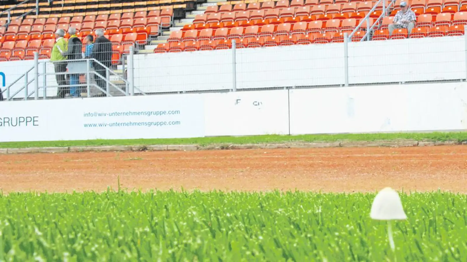 Wenn der Rasen des Hans-Walter-Wild-Stadions im kommenden Frühjahr erneuert wird, soll nach Meinung von OB Thomas Ebersberger  auch gleich eine Rasenheizung mit eingebaut werden. (Foto: Klaus-Peter Volke)