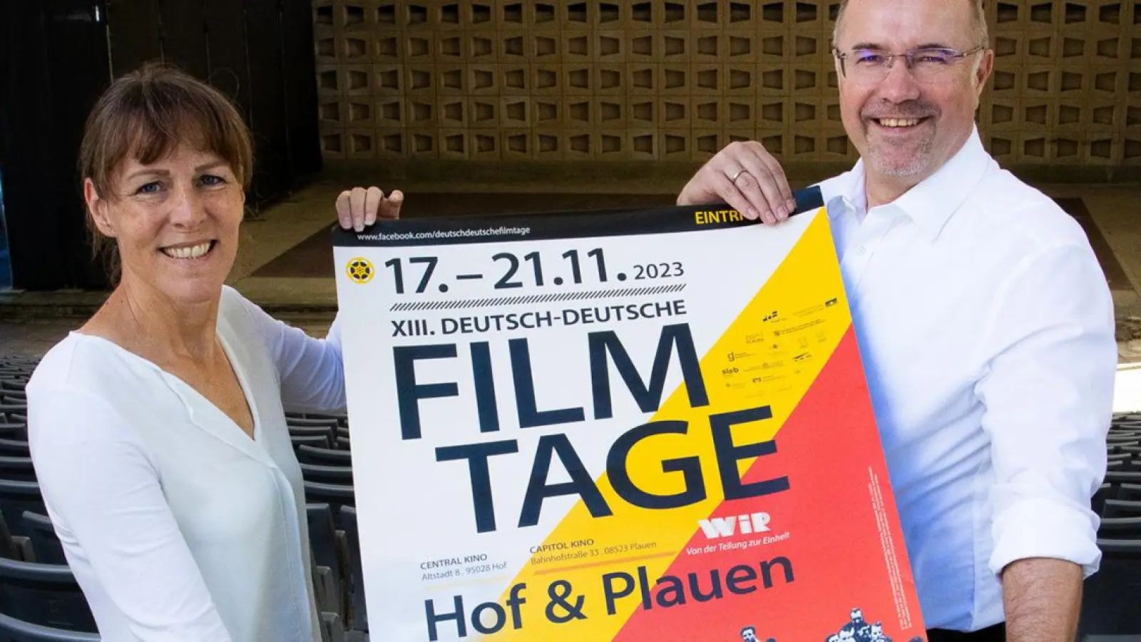 Hofs Oberbürgermeisterin Eva Döhla und ihr Plauener OB-Kollege Steffen Zenner mit dem diesjährige Filmtage-Plakat. (Foto: Stadt Hof)