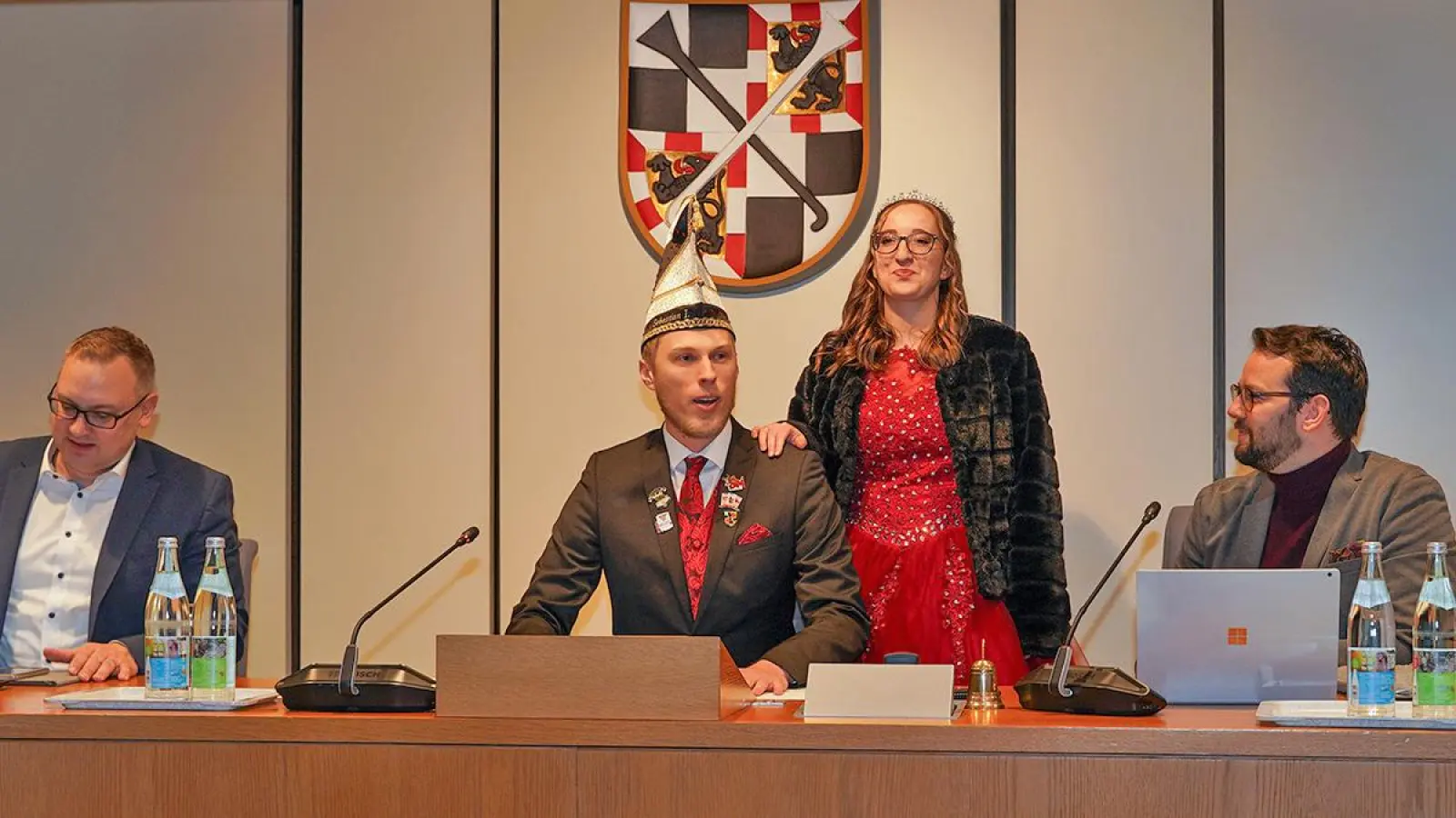 Sebastian I. und Melina I. im Mittelpunkt des Geschehens: Der Januar-Stadtrat begann außerplanmäßig. Links: 3. Bürgermeister Stefan Schuh, rechts: 2. Bürgermeister Andreas Zippel. (Foto: Dörfler)