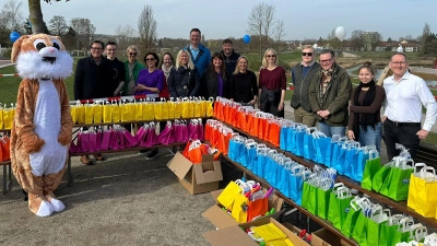 Mitglieder der Bayreuther Stadt-CSU mit dem Osterhasen und den gefüllten Tüten für rund 350 Kinder in der Wilhelminenaue. (Foto: red)