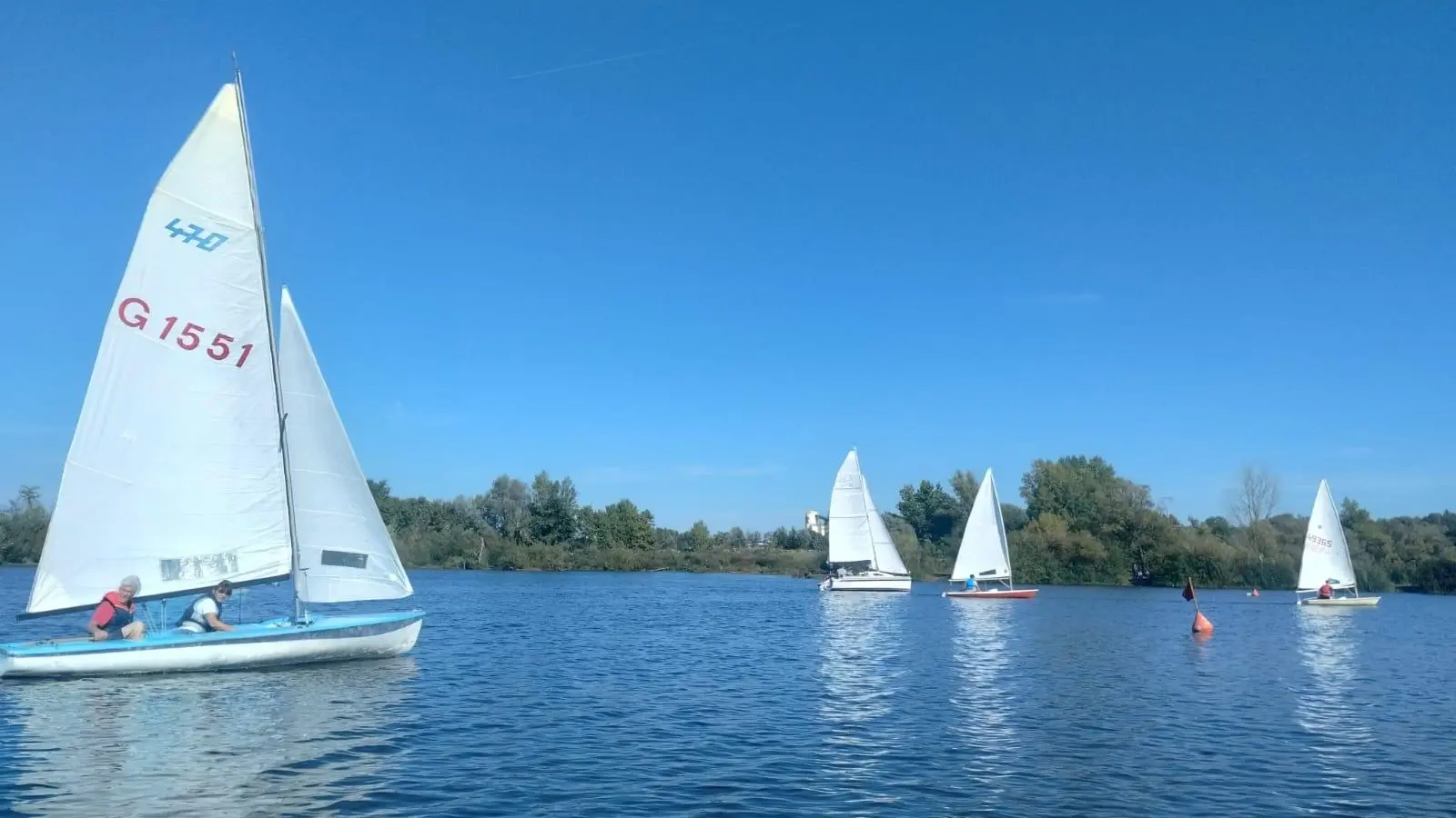 Im Boot links steuert Lothar Kunth in Richtung zweiter Platz. 	  (Foto: red )