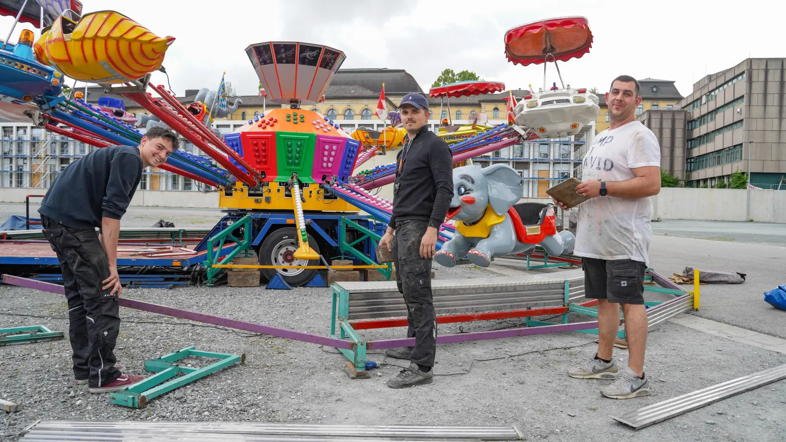 Reges Treiben auf dem Bayreuther Volksfestplatz - Die ersten Schausteller bauen bereits ihre Attraktionen und Fahrgeschäfte auf.  (Foto: sd)