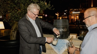 Beim Bieranstich: Oberbürgermeister Thomas Ebersberger (links) und Gastgeber Engin Gülyaprak. (Foto: Serafina Heerling)