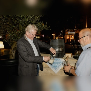 Beim Bieranstich: Oberbürgermeister Thomas Ebersberger (links) und Gastgeber Engin Gülyaprak. (Foto: Serafina Heerling)