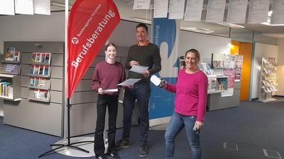 Die beiden Auszubildenden Maja Dietel und Christoph Rauscher bereiten mit Olga Kreutz im BiZ die Aktion „Schnapp dir deine Ausbildungsstelle“ vor. Die VR-Brille fasziniert: Christoph Rauscher, Maja Dietel beim Ausprobieren der VR-Brille, BiZ-Ansprechpartnerin Olga Kreutz. (Foto: Agentur für Arbeit)