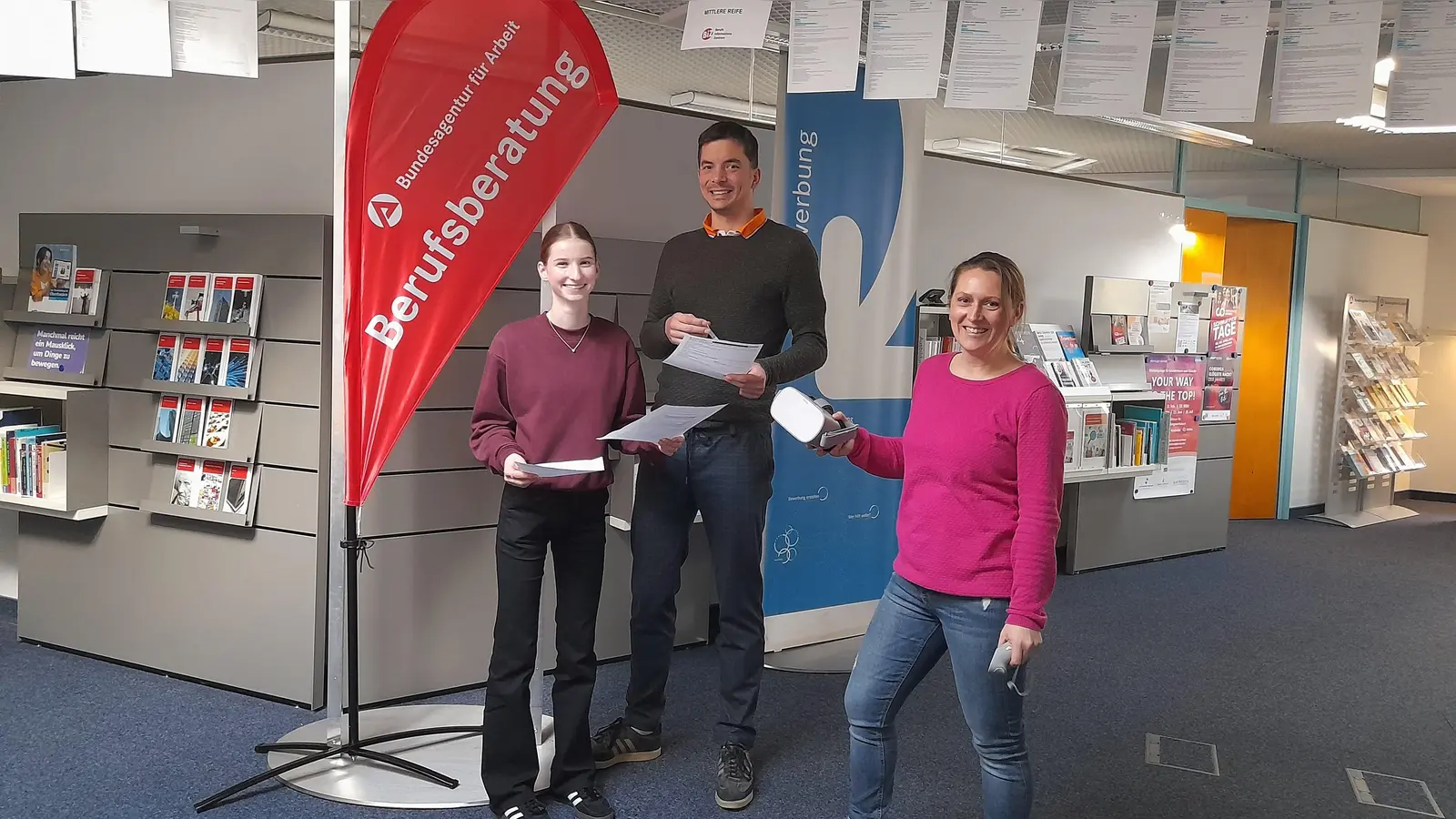 Die beiden Auszubildenden Maja Dietel und Christoph Rauscher bereiten mit Olga Kreutz im BiZ die Aktion „Schnapp dir deine Ausbildungsstelle“ vor. Die VR-Brille fasziniert: Christoph Rauscher, Maja Dietel beim Ausprobieren der VR-Brille, BiZ-Ansprechpartnerin Olga Kreutz. (Foto: Agentur für Arbeit)