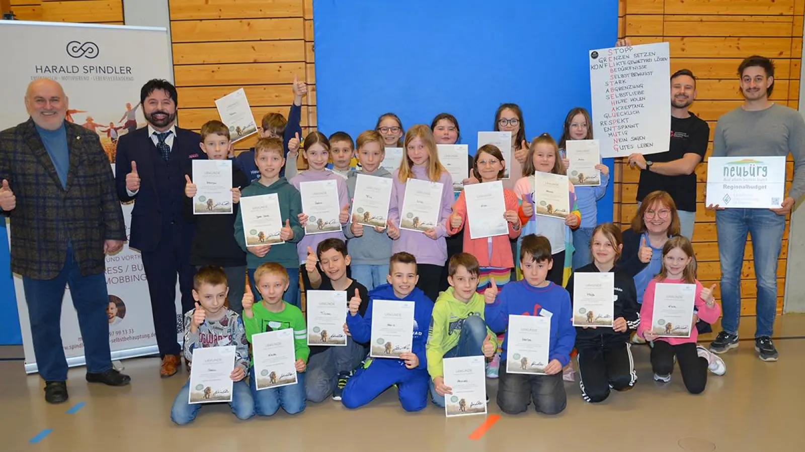 Links: Stiftungsvorsitzender Heinz Otto und Bürgermeister Sven Ruhl. Rechts knieend: Schulleiterin Angelika Heerlein, dahinter Coach Harald Spindler und ILE-Geschäftsführer Philipp Herrmann. (Foto: Dieter Jenß)