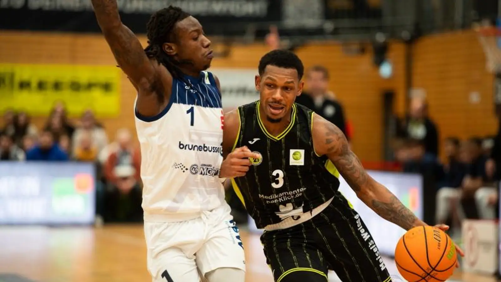 Kapitän Rayshawn Mart (rechts, mit Ball, hier beim Spiel in Bochum) wird für den BBC sicherlich auch gegen die Uni Baskets Münster ein wichtiger Schlüsselspieler sein. (Foto: Alexander Mihm)