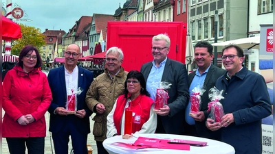 V.l.: Bozena Schiepert, Manfred Neumeister, Dieter Scholl, Dolores Longares-Bäumler, Thomas Ebersberger, Stefan Frühbeißer und Franc Dierl. (Foto: Redaktion [gmu] (g.munzert@inbayreuth.de, gmu))
