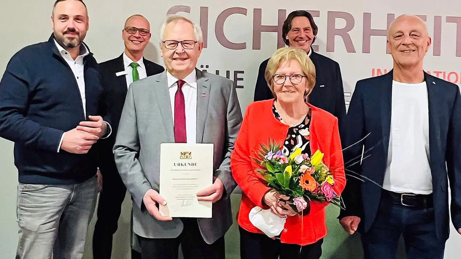 Für die mehr als 37 Jahre intensive Zusammenarbeit und das persönliche Engagement bedankten sich AOK-Direktor Klaus Knorr (hinten re.), stv. Direktor Markus Rother (hinten li.) und die aktuellen Beirats-vorsitzenden Uwe Kern (re.) und Stefan Winnerlein (li.) bei Peter Engelbrecht und seiner Frau (Bildmittte). (Foto: AOK Bayern)