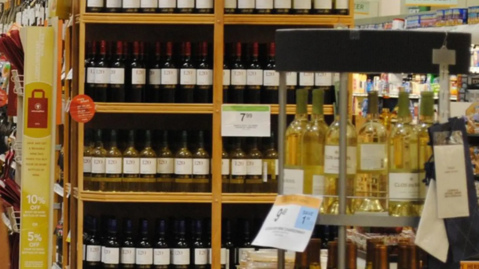 Bayreuth: Alkohohl in Supermarkt gestohlen - Polizei nennt Farbe des Fluchtwagens der Diebe (Foto: Symbolbild Pixabay/larsen9236)