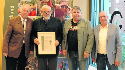 V.l.: Fichtelgebirgsvereinsmitglied Christian Kreipe, stellvertretender Vorsitzender Fichtelgebirgsverein Rüdiger Taubald, DWV-Vorstandsmitglied Dr. Michael Ermrich und DWV-Kulturwart Matthias Löb.  (Foto: J. Kuhr/DWV)