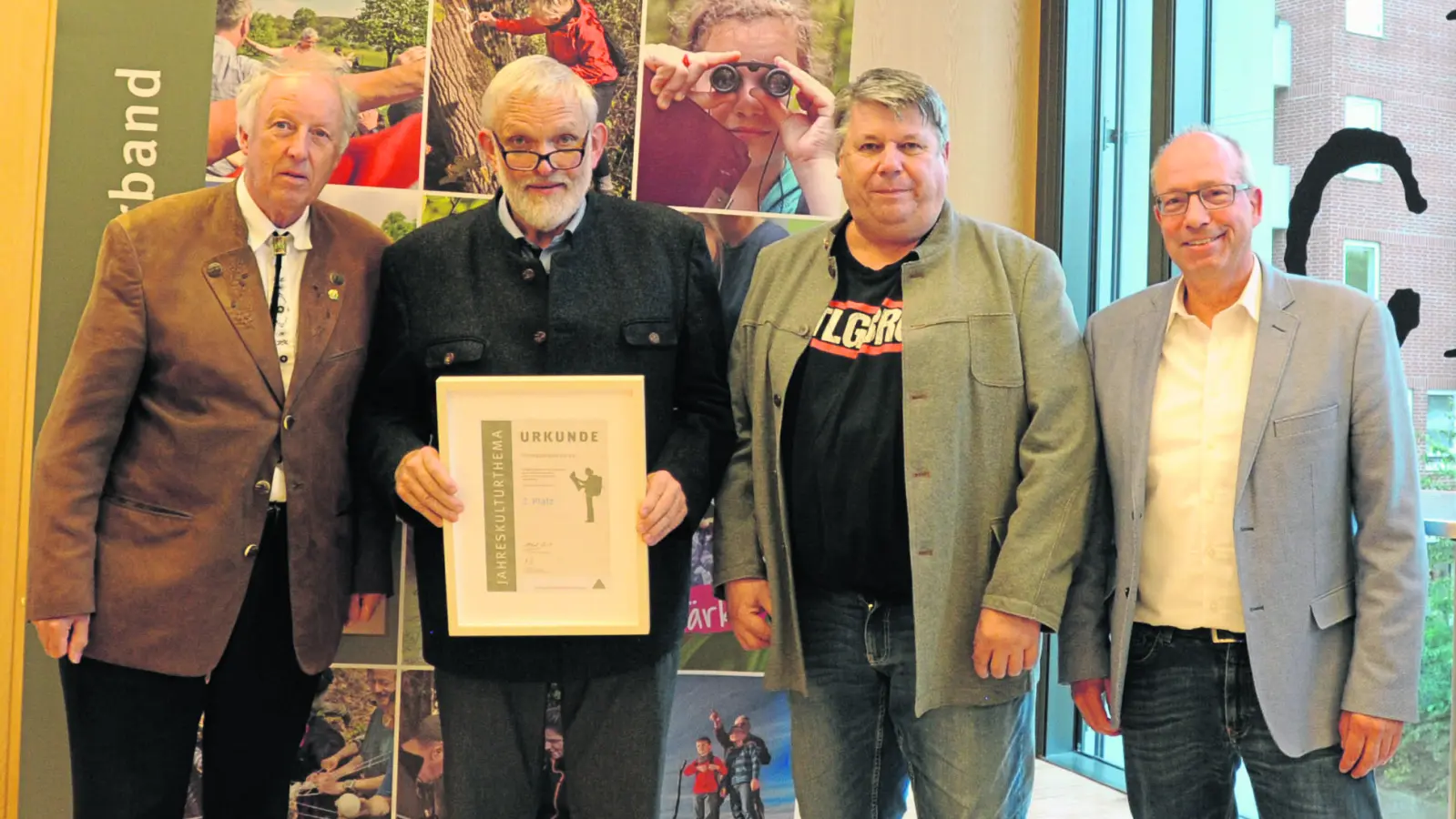 V.l.: Fichtelgebirgsvereinsmitglied Christian Kreipe, stellvertretender Vorsitzender Fichtelgebirgsverein Rüdiger Taubald, DWV-Vorstandsmitglied Dr. Michael Ermrich und DWV-Kulturwart Matthias Löb.  (Foto: J. Kuhr/DWV)