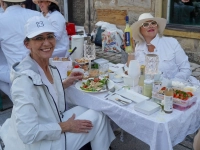 Diner en blanc: Nach dem Vorbild französischer Picknicks im Freien brachten die Teilnehmer alles selbst mit, Tische, Stühle, Speisen und Getränke.  (Foto: sd)