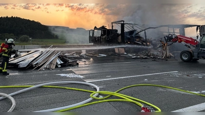 Ein LKW-Brand sorgte für massive Behinderungen auf der Autobahn 9  (Foto: Verkehrspolizeiinspektion Bayreuth)