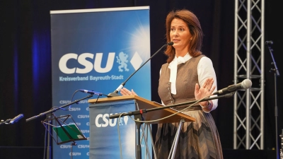 Einen interessanten Streifzug durch aktuelle Themen der Politik gab Staatsministerin Michaela Kaniber beim politischen Frühschoppen der CSU auf der Kreuzer Kerwa. (Foto: Fotograf [sd] (kontakt@photo-palace.de, Stefan Dörfler))