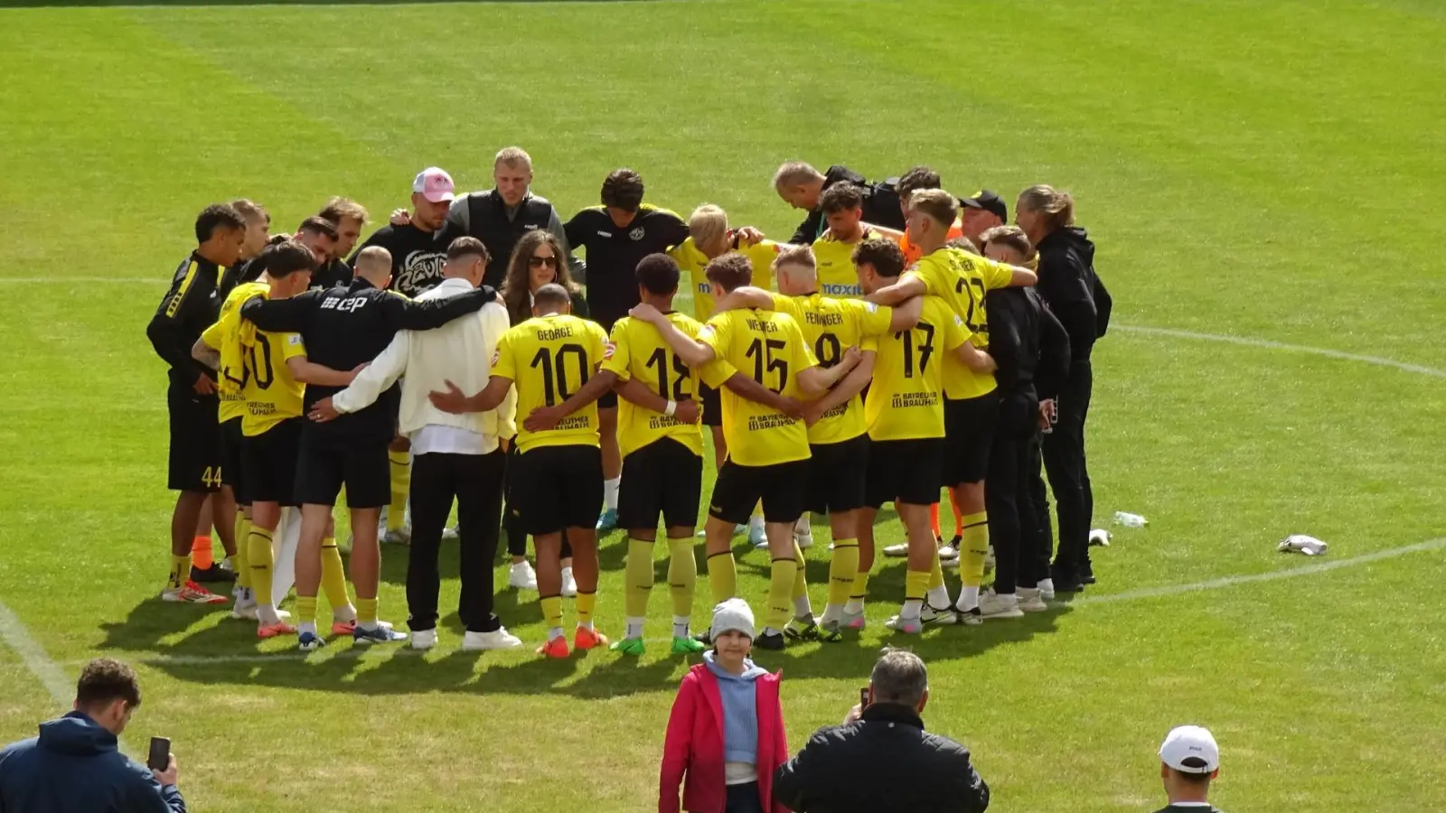 Mit einem Spielerkreis und Geschäftsführerin Dr. Nicole Kalemba in der Mitte signalisierten die Akteure der SpVgg auch nach dem letzten Saisonspiel gegen Ansbach ihren Teamgeist. (Foto: Wolfgang Munzert)